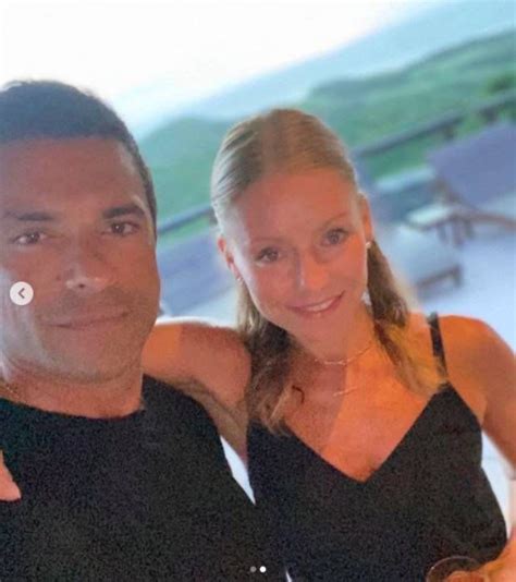 Kelly Ripa Reacts To Shocking News With Her Kids In New Photo From