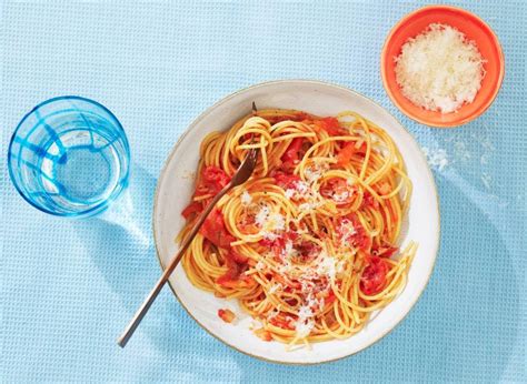 Spaghetti Met Tomatensaus En Parmezaan Recept Allerhande Albert Heijn