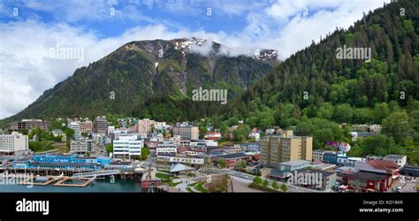 Juneau Capital De Alaska Y El Monte Juneau Elevándose Sobre Ella