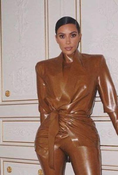 Increíble A Kim Kardashian le cuesta entrar en su traje de látex xoxo news Celebs