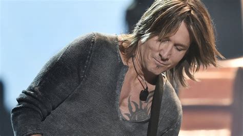 Keith Urban Fan Grabs A Guitar And Wow Youtube