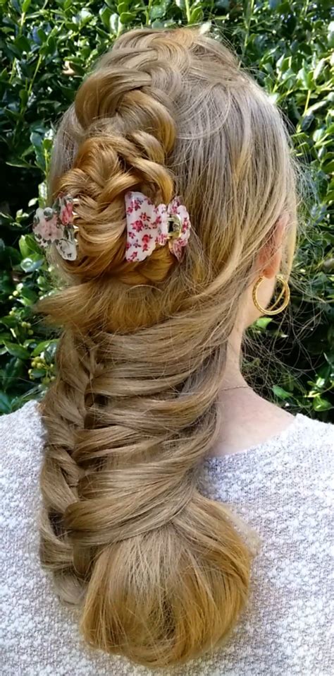 Flowers are so sweet and cute. 20 Last Minute Hairstyles for Work to be on Time