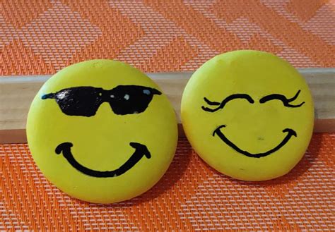 Smiley Face Emoji Painted Rocks February 2020 Rock Painting Patterns