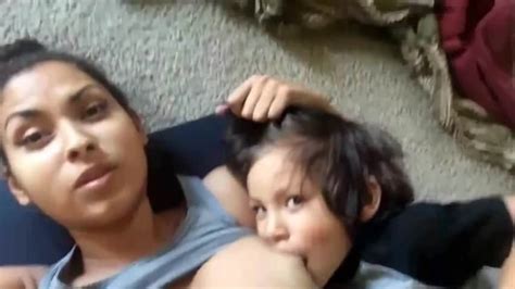 Перевод слова mamma, американское и британское произношение, транскрипция, словосочетания, однокоренные слова. La mamma che allatta i due figli in contemporanea