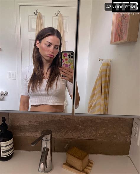 Jenna Dewan Tatum Sexy Poses Braless Showing Off Her Nipples In A Mirror Selfie On Social Media