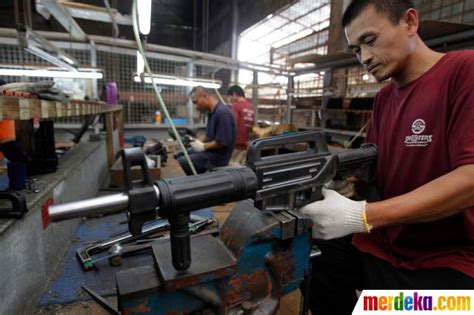 Lokasi penelitian berada di pabrik mobil mainan auldy yang beralamat pada jalan kaliurang km 14 proyek perancangan tata letak pabrik perusahaan mainan.bandung: Foto : Menengok pabrik senjata api ilegal di Filipina ...