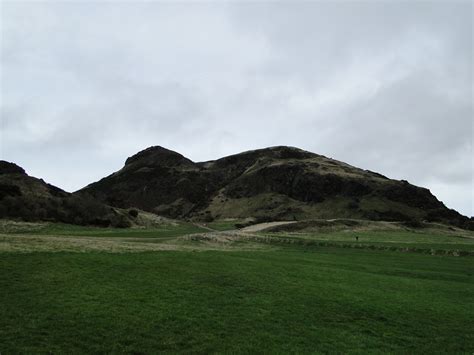 Wel een beetje steil soms maar zoals rondom arthur's seat ook allerlei heuvels met paden. Edinburgh: Arthur's Seat, Salisbury Crags and Hutton's ...