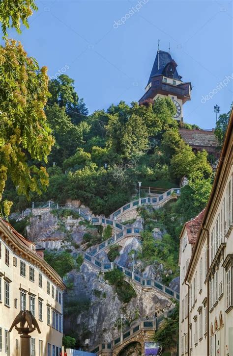 Das grazer bergland ist ein mittelgebirge nördlich der steirischen landeshauptstadt graz (österreich). Kasteel Berg met klokkentoren, Graz, Oostenrijk ...