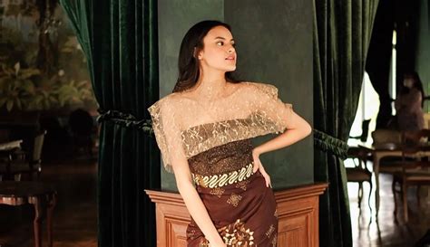 FOTO Pesona Andira Hadley Dalam Balutan Dress Batik Memukau Foto Liputan Com