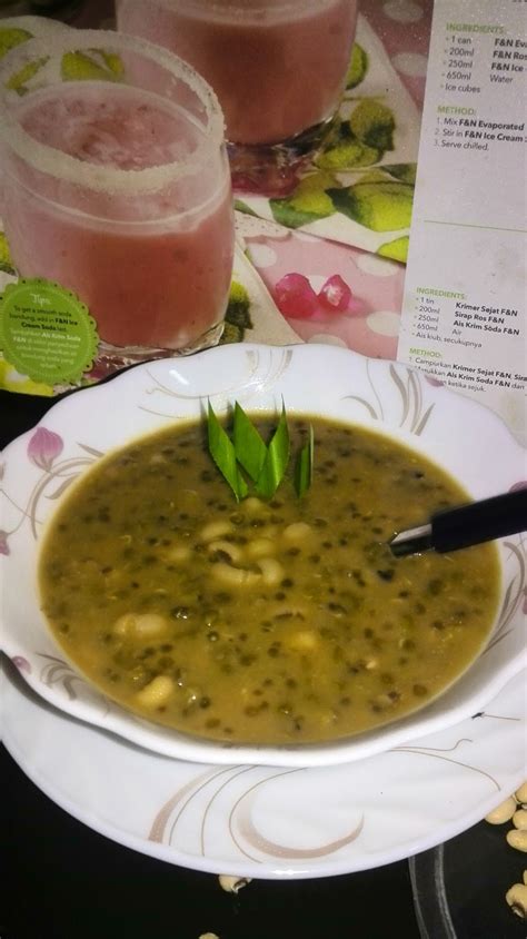 Susun dalam loyang yang telah ditaburi dengan terigu. namakucella: BUBUR KACANG MATA HITAM