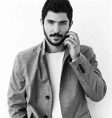 Hikayesi kadar dev oyuncu kadrosuyla da merakları üzerine çeken çukur dizisi oyuncu biyografileri ve karakterleri sizlerle. Çukur Ayrılan ve Yeni Gelen Oyuncular 2018 - 2019 | Dizi Seti