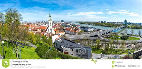 Il meglio di bratislava secondo skyscanner. La Slovacchia, Bratislava: Paesaggio Urbano Della Capitale ...