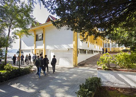 Ortaköy'de mükemmel bir alanda, orada 2 sene ortaokula hazırlık sınıflarını okudum, nefis 1 yerdi, denize sıfır 1 okul, üstelik ortaköyde. Galatasaray Üniversitesi
