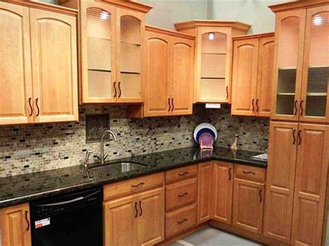 Learn how to give your kitchen the updated look you want without painting those beautiful honey oak cabinets!! Kitchen Designs with Oak Cabinets - Decor IdeasDecor Ideas