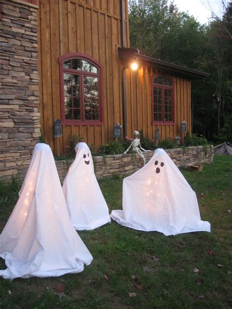 Easy Diy Ghosts That I Madeuse Tomato Cage Place Outdoor Lights On