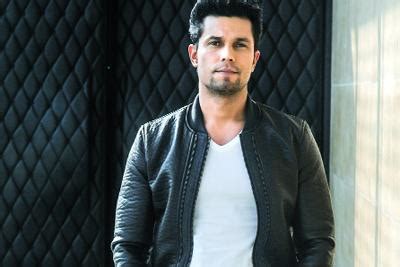 For his breathtaking role as sarabjit singh, an indian who was detained in pakistan for 23 years, in the biopic 'sarabjit' in 2016, he went through a shocking transformation; Randeep Hooda Family, Father, Wife Pictures, Biography