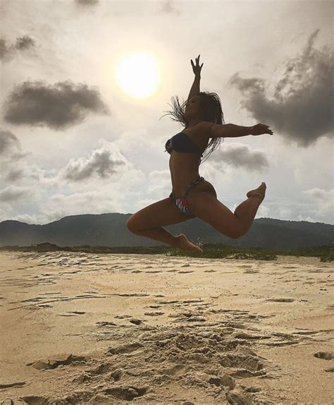 EGO Carol Nakamura posa de biquíni e faz foto divertida em praia