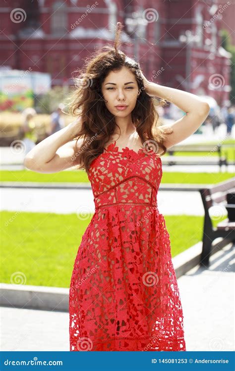 Sch Ne Brunettefrau Im Sexy Roten Kleid Stockbild Bild Von Haar