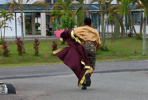 Shalat 5 waktu adalah ibadah yang wajib dilaksanakan oleh setiap muslim. manlaksam....setalam batu seraup emas: MRSM Muadzam Shah