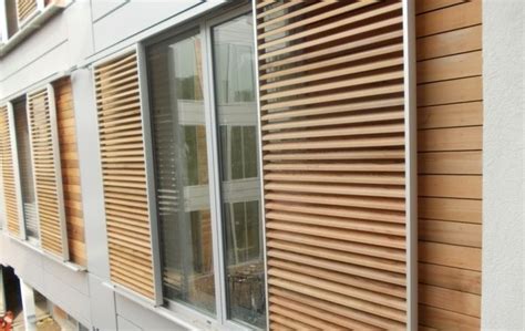 Bevor sie ans selberbauen ihrer fensterläden gehen, sollten sie zuerst einmal an der außenseite ihres fensters vorarbeiten leisten. Image result for jalousien holz automatisch | Fensterläden ...