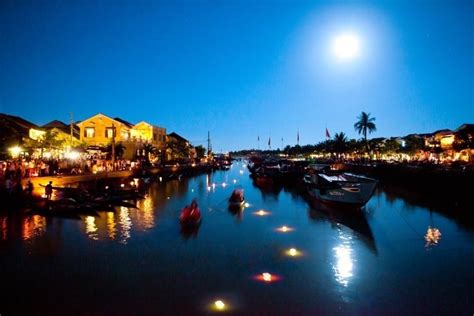 Ví dụ như đà nẵng, hội an nhé, nổi tiếng là thế, đông khách du lịch là thế, năm nào cũng có bao nhiêu là người lui tới, thậm chí đi đến mấy lần, nhưng để biết đi đâu, ăn gì ở đó cũng khó lắm chứ chẳng phải không. Các cảnh đẹp ở Hội An Đà Nẵng làm lưu luyến du khách