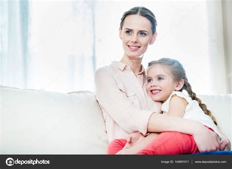 Madre E Hija En Casa Fotografía De Stock © Dmitrypoch 144691011