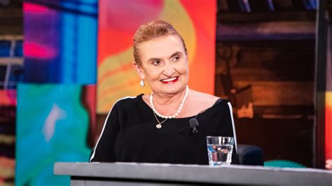 She has starred in several films and tv series. Eva Holubová v silvestrovských 7 pádech Honzy Dědka: Proč ...