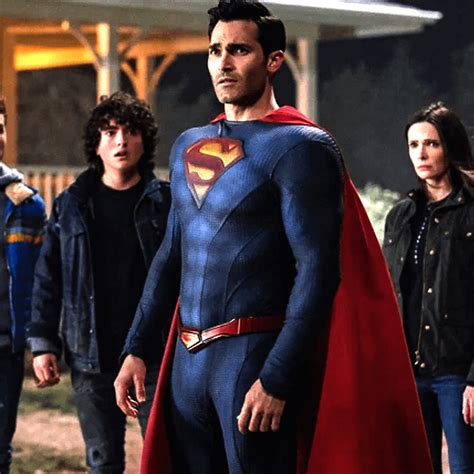 First Look At Supermans New Season 3 Costume In Superman And Lois Photos