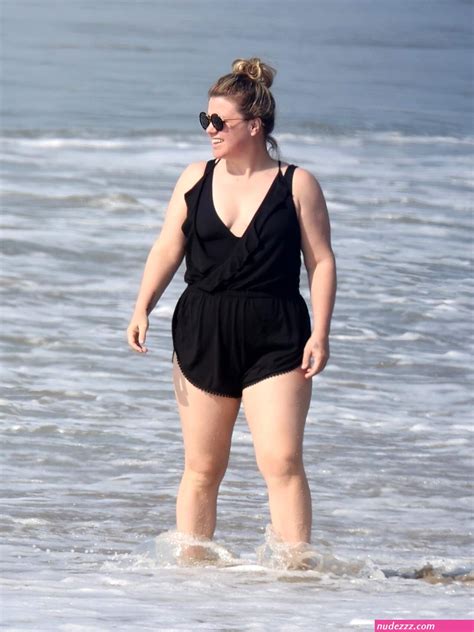 Kelly Clarkson Bikini Nudes Pics