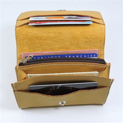 Profitez de grandes marques comme karl lagerfeld ou encore nat & nin. Porte monnaie porte cartes Gi-J en cuir - Ofilducuir