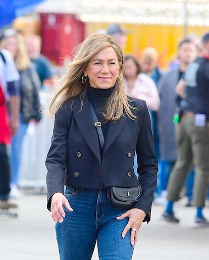 Jennifer Anistons Everyday Handbags Are Proof Of Her Sensible Style