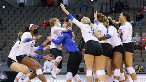 Kentucky Volleyball Defeats Washington In Four Sets Earns Spot In Ncaa