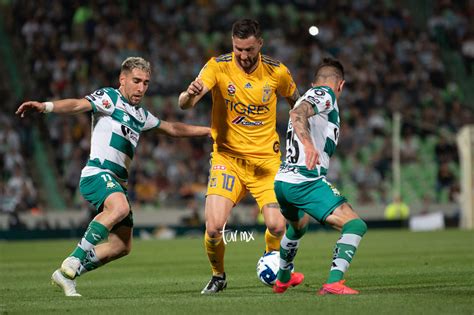 Los tigres de la uanl se pasearon por el cubil felino, y en poco tigres vs santos los felinos resolvieron el partido en la primera parte. Fotos del Santos Tigres J06C2020