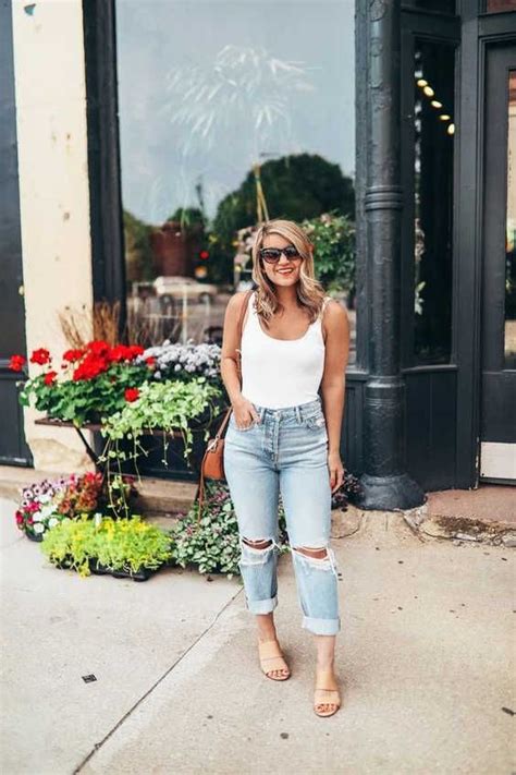 Mom Jeans And Bodysuit Mom Jeans Outfit Fashion Outfits