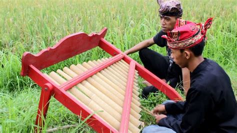 Angklung adalah alat musik dari daerah jawa barat dan banten, awalnya angklung merupakan alat musik yang digunakan untuk bunyibunyian berkaitan tentang panen padi dan upacara lain yang juga berkenaan dengan padi. Mengenal 15 Alat Musik Tradisional Jawa Timur Paling Khas dan Unik!