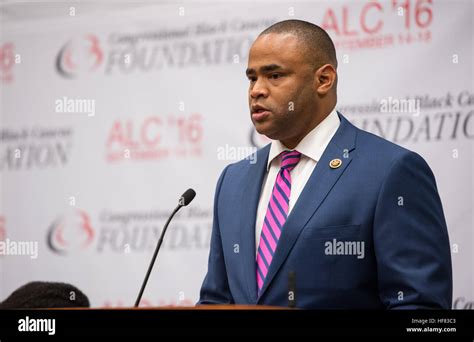 congressman marc veasey introduces a panel on women in stem a gender gap to innovation at the