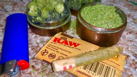 How To Roll A Joint For Beginners Youtube