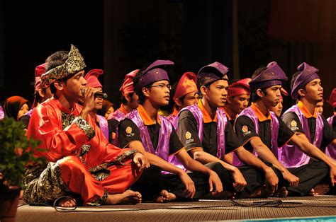 Salleh jambu, mat yeh, jusoh kelong, daud bukit abal, seman wau bulan, dollah tok deh, zaleha bunga raya, hussin gelang mas dan ariffin ana. Kelate Che Mek Molek: Permainan Tradisional dan Seni ...