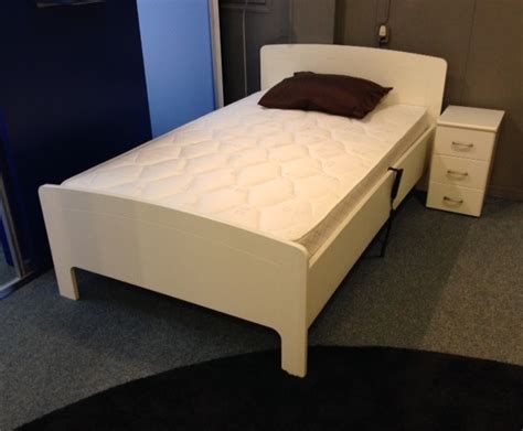 Sie eignen sich bestens für einzelne personen jeder altersklasse. Bed 120x200. Een tijdloos model. Geheel compleet.
