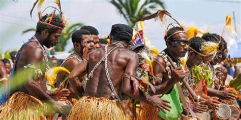 Pakaian Adat Papua Yang Populer Koteka Rok Rumbai Pisau Belati