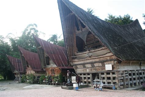 Selama suku batak tinggal di pesisir danau toba, mereka membentuk suatu daerah perkampungan yang cukup unik, dimana mereka memiliki 2 rumah, yaitu rumah jantan dan rumah betina. Rumah Adat Batak Toba - Kawasan Kampung Batak di Desa Tomok