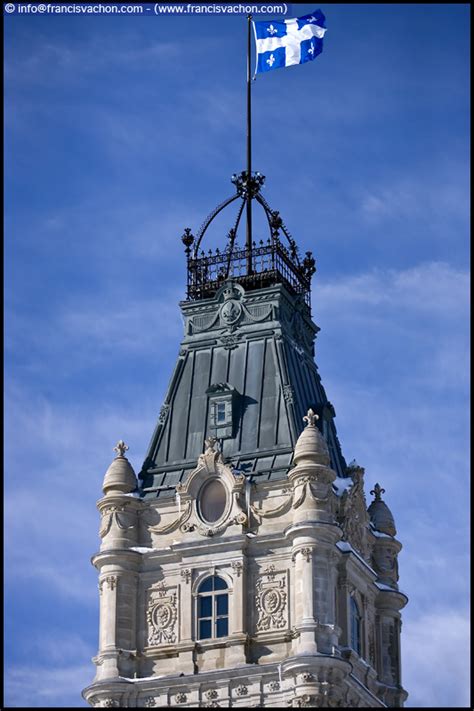 1045 rue des parlementaires, quebec, qc, canada g1a 1a3. Scène urbaine: Le drapeau du Québec sur la tour centrale ...