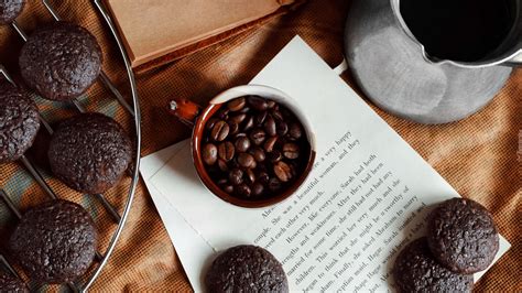 Ciasteczka I Ziarna Kawy W Kubku Na Zapisanej Kartce