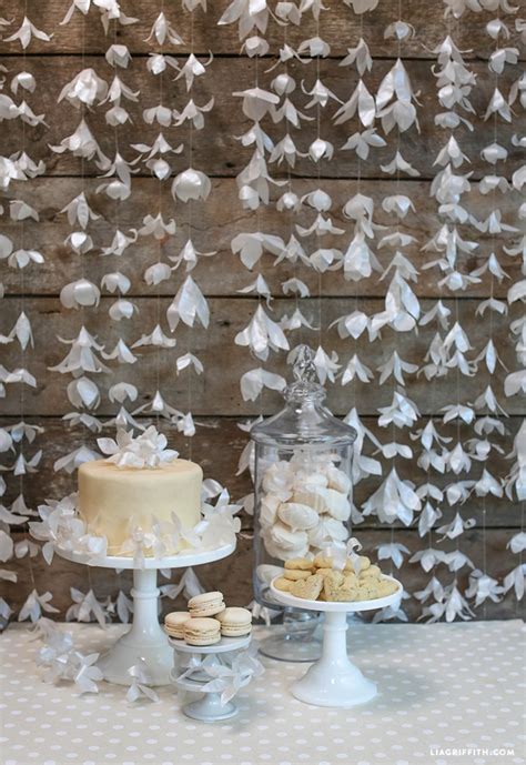 Looking for other easy diy gift ideas you and your kids can create for friends and family? DIY Flower Garland - PaperPapers Blog