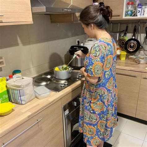 Gaya 6 Seleb Cantik Masak Di Dapur Sederhana Pakai Daster Hingga Kaos Oblong Hot
