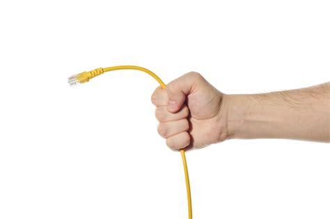 Cable Ethernet Lan En Mano Cable Par Trenzado Amarillo Rj Para Red