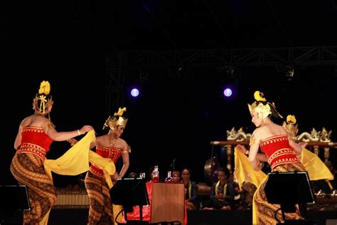 Namun, seperti apakah tari lilin ini? Tari Serimpi Sangupati Berasal Dari - Kumpulan Montase, Kolase dan Mozaik