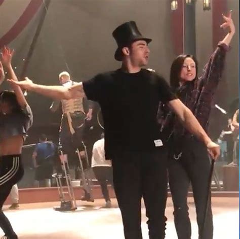 zac efron dancing in greatest showman will give you high school musical flashbacks