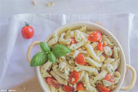 Nudelsalat Caprese Mit Tomaten Mozzarella Und Basilikum Schnin S Kitchen