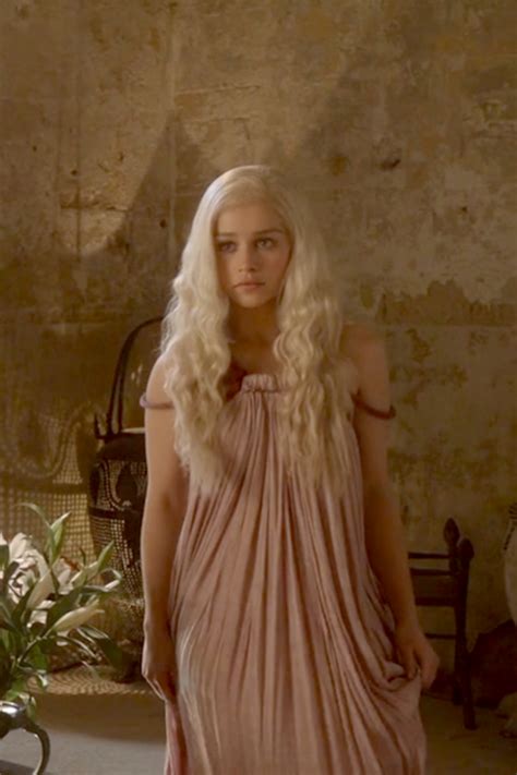 The Most Stunning Looks On Game Of Thrones Game Of Thrones Costumes Emilia Clarke